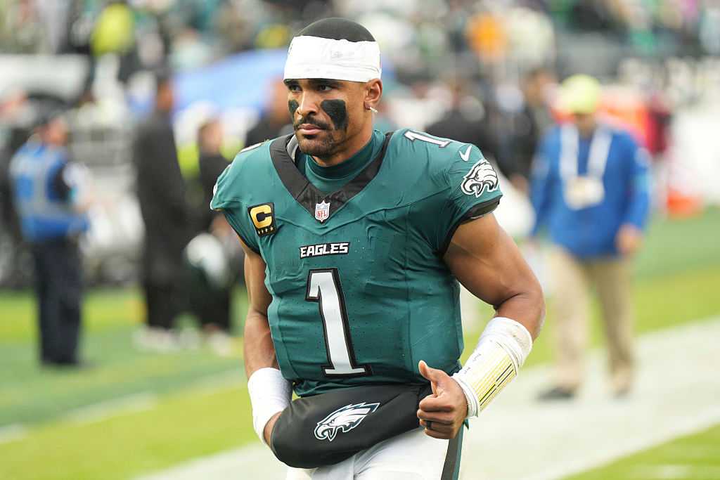 Jalen Hurts out for season after doctors find multiple blood clots in his lungs — WESH 2 Orlando